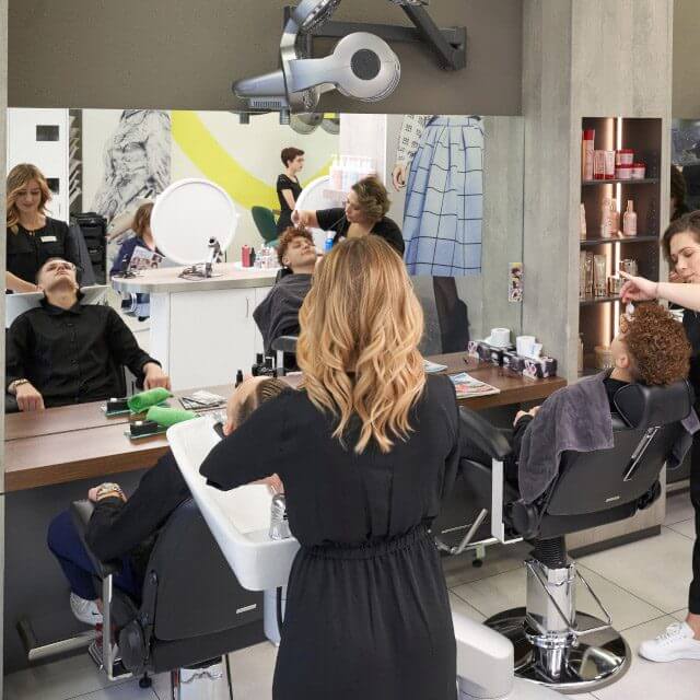 Lernende während der Coiffeur Lehre bei Orinad