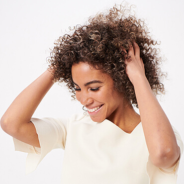 Frau mit blonden Haaren, blondiert mit BlondMe von Schwarzkopf