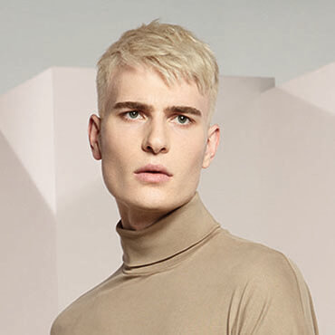 Herr mit blonden Haaren, blondiert mit BlondMe von Schwarzkopf