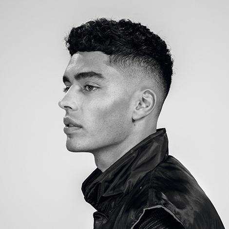 Herr mit Fade-Frisur