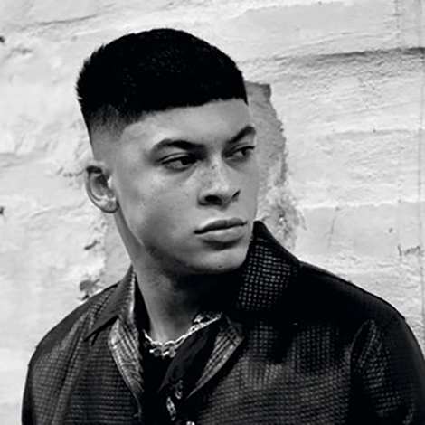 Herr mit Fade-Frisur