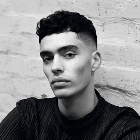 Herr mit Fade-Frisur