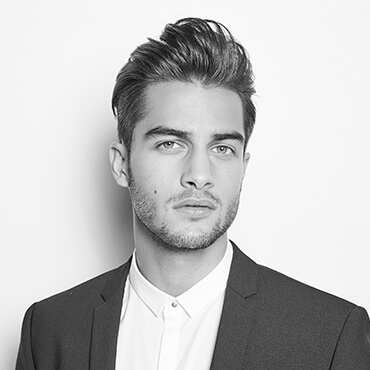 Herr mit langem Deckhaar