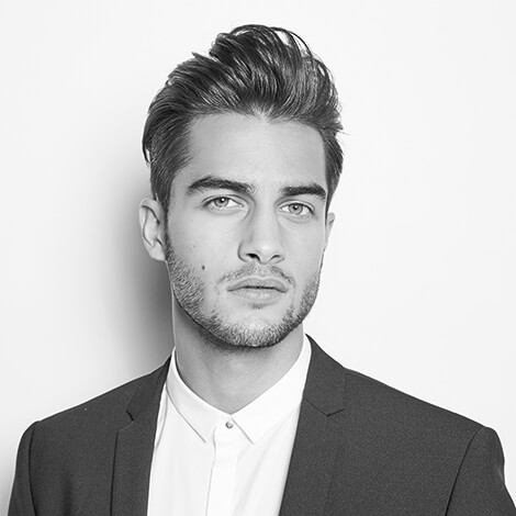 Herr mit langem Deckhaar