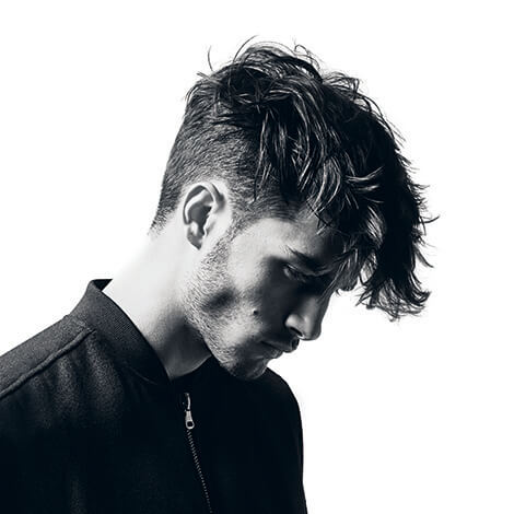 Herr mit langem Deckhaar