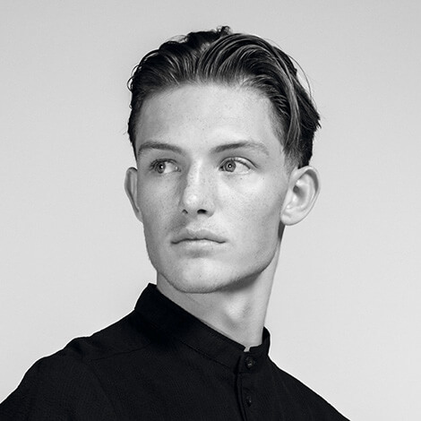 Herr mit langem Deckhaar