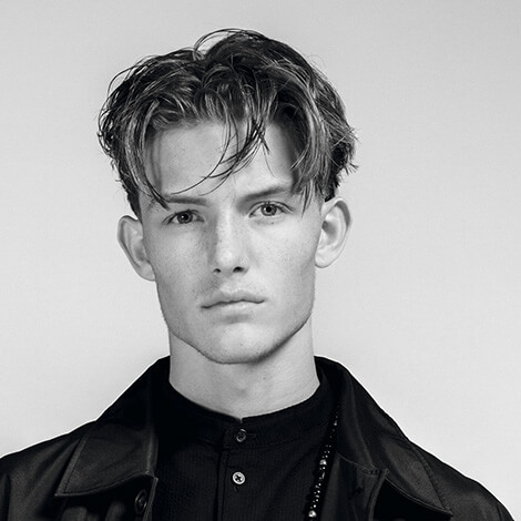 Herr mit langem Deckhaar