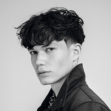 Herr mit Lockenfrisur