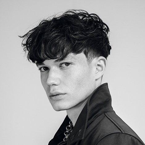 Herr mit Lockenfrisur