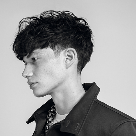 Herr mit Lockenfrisur