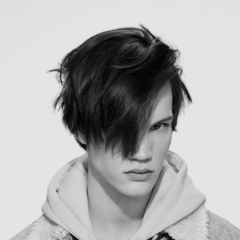 Herr mit Messerhaarschnitt