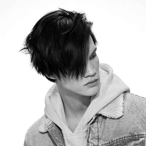 Herr mit Messerhaarschnitt