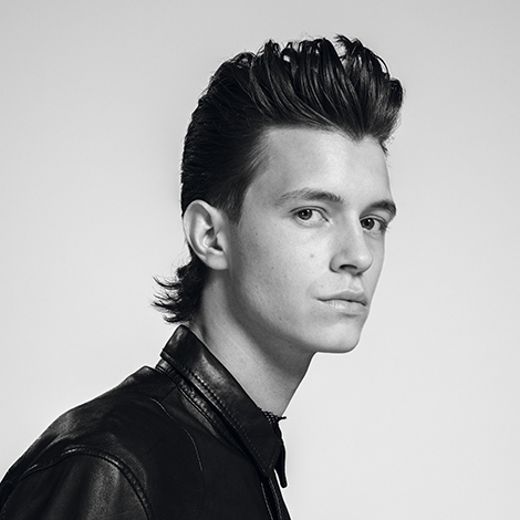 Herr mit Messerhaarschnitt